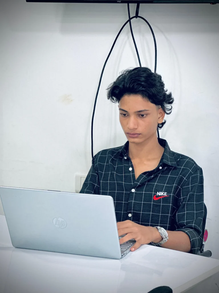 Abdul Kais explaining digital marketing strategy in Kasaragod